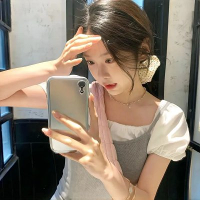 小鬼头上的女人